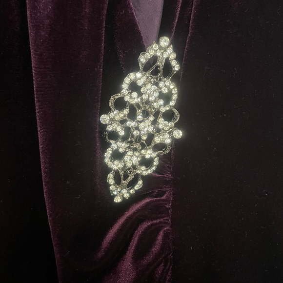 LAURA PETITES stunning velvet and taffeta top with rhinestone broach - Picture 4 of 9